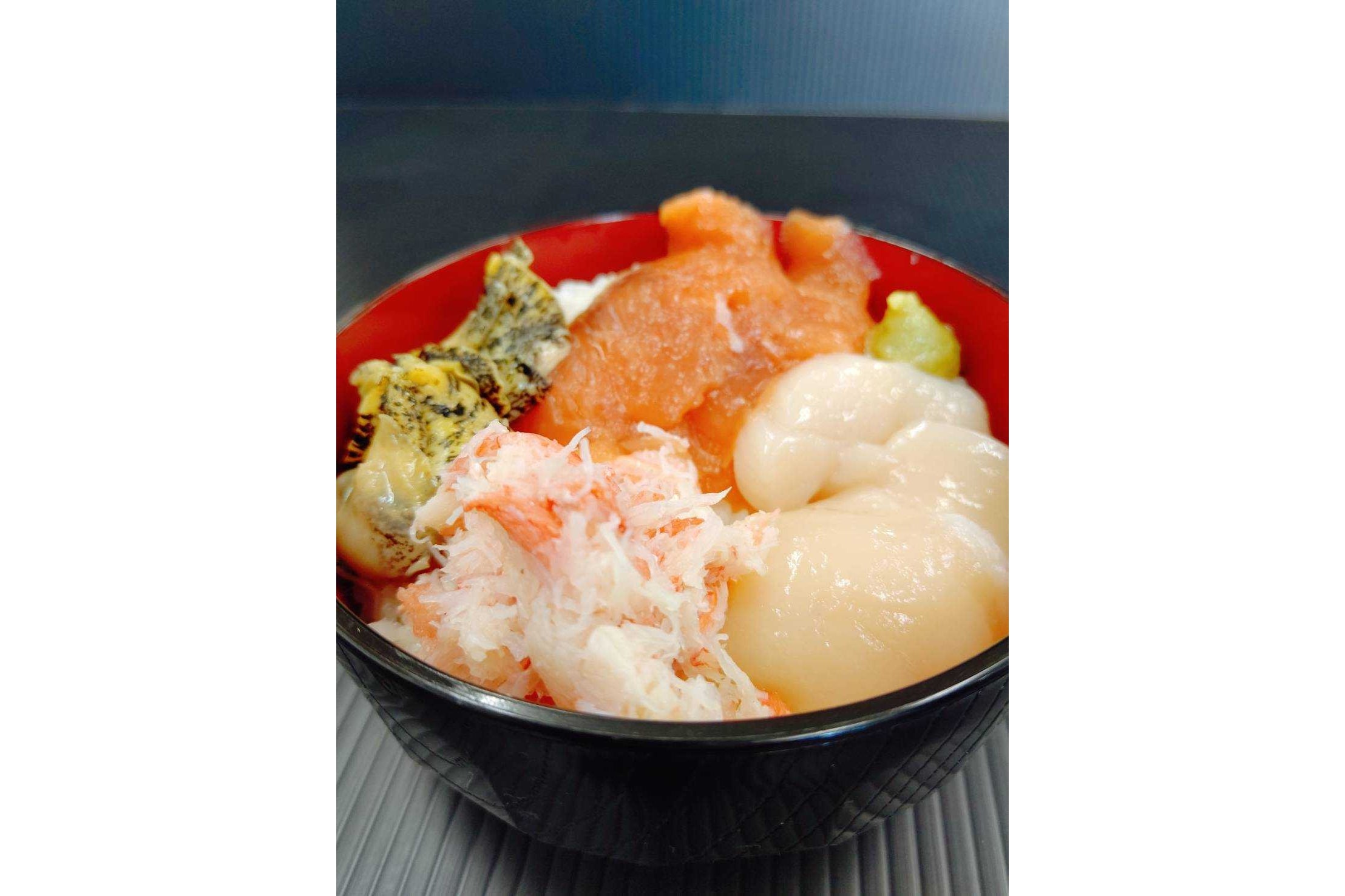 根室海鮮丼（サクラマス・ホタテ・ツブ・紅ズワイフレーク）